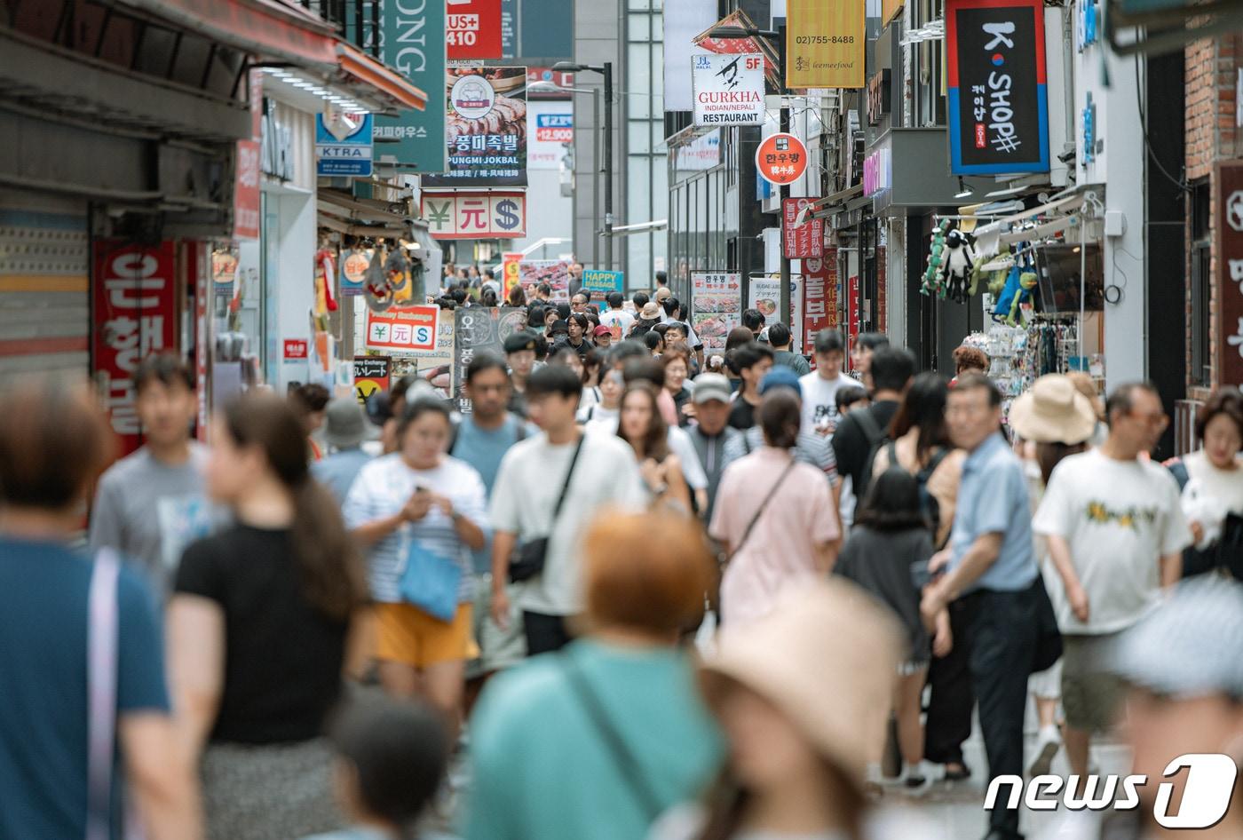 본문 이미지 - 외국인 관광객과 시민들로 붐비는 서울 중구 명동거리. /뉴스1 ⓒ News1 이재명 기자