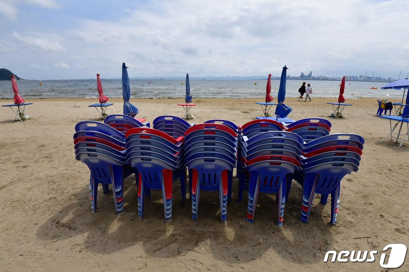 본문 이미지 - 폐장을 앞둔 경북 포항시 북구 영일대해수욕장이 한산한 모습이다. 2023.8.27/뉴스1 ⓒ News1 최창호 기자