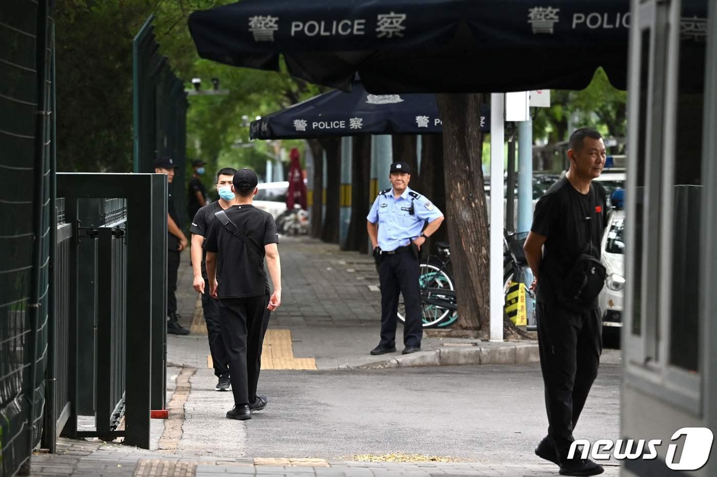 중국 베이징 주재 일본 대사관 입구 밖에 경찰과 보안 요원들이 서 있다. 후쿠시마 원자력 발전소에서 오염수가 방류된 이후 대사관 보안이 강화됐다. 2023.8.26 ⓒ AFP=뉴스1