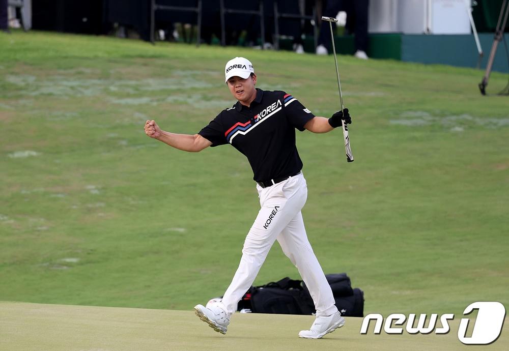 본문 이미지 - 장유빈이 27일 전북 군산CC 토너먼트 코스(파72/ 7,442야드)에서 열린 KPGA 코리안투어 'KPGA 군산CC 오픈(총상금 5억 원/ 우승상금 1억 원)' 최종라운드에서 최종합계 20언더파 280타로 전가람과 동타를 이룬 뒤 연장전에서 승리가 확정되자 환호하고 있다. (KPGA 제공) 2023.8.27/뉴스1