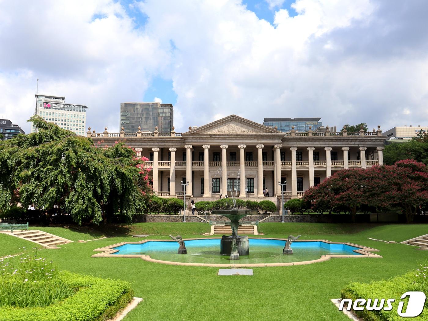 본문 이미지 - 이오니아식 기둥을 세운 덕수궁 석조전(서울관광재단 제공)