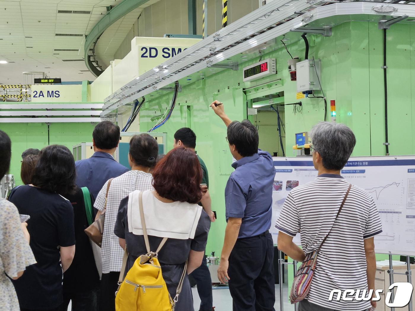 본문 이미지 - 포항가속기연구소 이한구 나노계면연구원이 충북 교원들에게 포항가속기연구소 3세대 방사광가속기&#40;빔라인&#41; 시설을 소개하고 있다.&#40;KBSI 제공&#41;/뉴스1