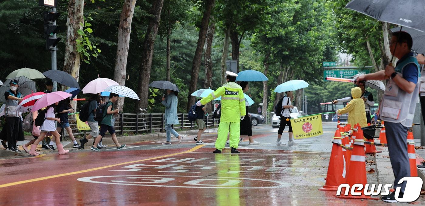 28일 서울 양천구 서정초등학교 정문 앞에서 경찰과 서울시 관계자들이 2학기 개학맞이 어린이 보호구역 집중단속을 하고 있다. 2023.8.28/뉴스1 ⓒ News1 허경 기자