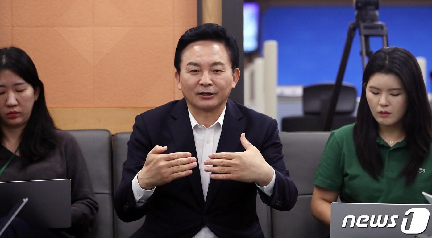 본문 이미지 - 원희룡 국토교통부 장관이 28일 오전 세종시 정부세종청사에서 열린 기자간담회에 참석하여 출입기지단의 질문에 답하고 있다. 2023.8.28/뉴스1 ⓒ News1 김기남 기자