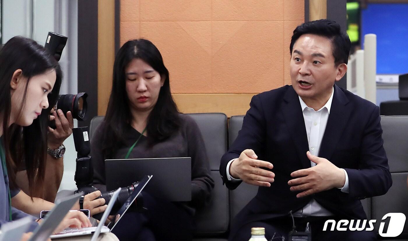 본문 이미지 - 원희룡 국토교통부 장관이 28일 오전 세종시 정부세종청사에서 열린 기자간담회에 참석하여 출입기지단의 질문에 답하고 있다. 2023.8.28/뉴스1 ⓒ News1 김기남 기자