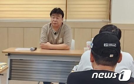 본문 이미지 - 28일 백종원 더본코리아 대표가 상인들과 가진 간담회에서 내달 1일 열리는 예산맥주페스티벌의 바가지 요금 근절을 당부하고 있다.(예산군 제공)/뉴스1