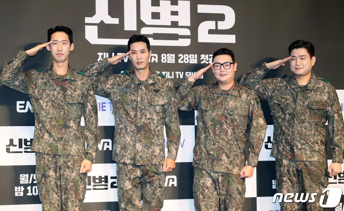 본문 이미지 - 배우 이상진(왼쪽부터)과 김지석, 김민호, 남태우가 28일 서울 구로구 더세인트에서 열린 지니 TV 오리지널 '신병2' 제작발표회에서 포즈를 취하고 있다. '신병2'는 '신병' 시즌1에 이어지는 스토리로 일병만 되면 편해질 줄 알았던 신병 박민석(김민호 분) 앞에 화생방보다 독한 중대장 오승윤(김지석 분)이 부임하면서 펼쳐지는 파란만장한 군대 생활관 라이프를 그린 드라마다. 2023.8.28/뉴스1 ⓒ News1 권현진 기자