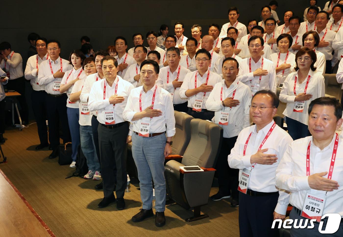 본문 이미지 - 김기현 국민의힘 대표를 비롯한 의원들이 28일 인천 중구 인천국제공항공사 인재개발원에서 열린 '2023 국회의원 연찬회'에서 국기에 경례를 하고 있다. 2023.8.28/뉴스1 ⓒ News1 송원영 기자