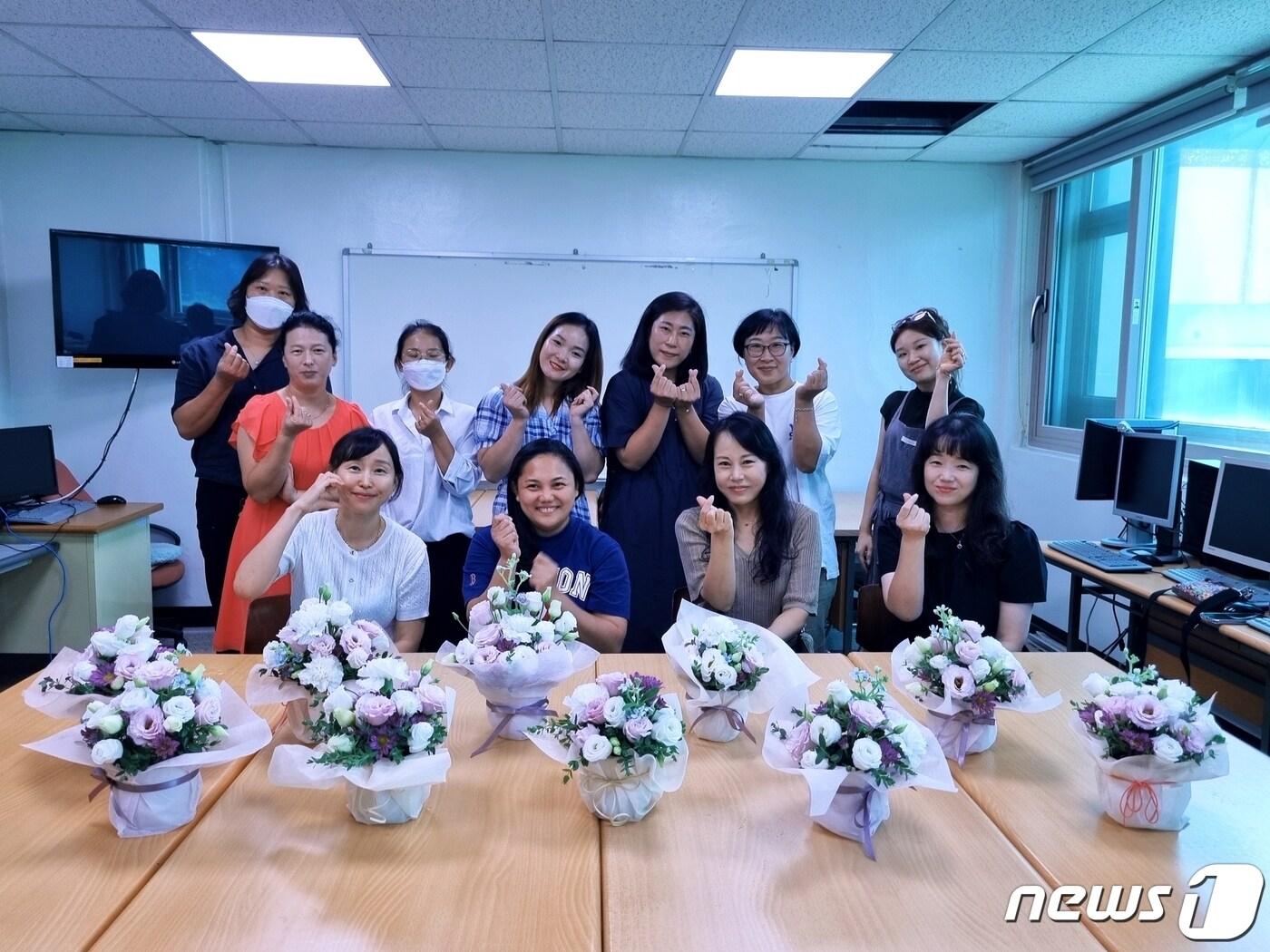 본문 이미지 - 제천시가족센터가 결혼이민자를 위해 힐링원예를 운영한다.