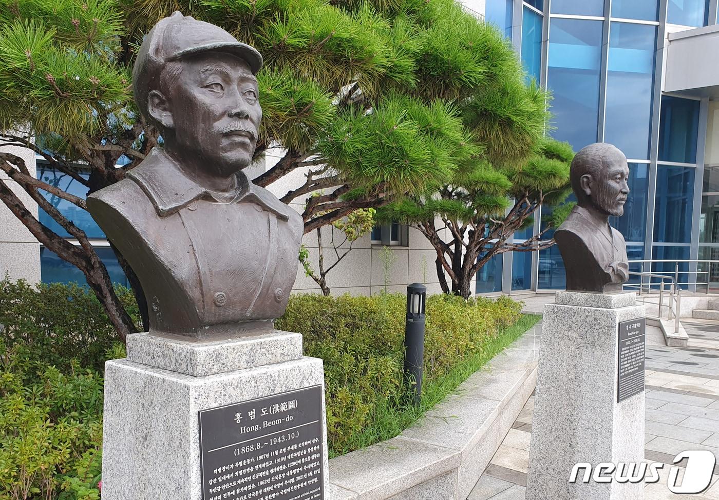 본문 이미지 - 서울 용산구 국방부 청사 앞에 설치된 고(故) 홍범도 장군 흉상 모습. 2023.8.28/뉴스1 ⓒ News1 박응진 기자