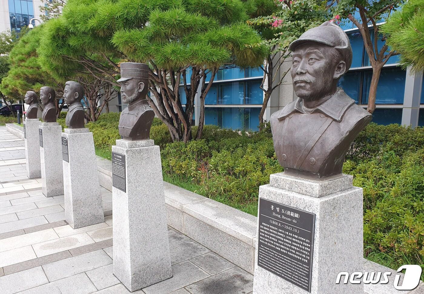 군이 육군사관학교 뿐만 아니라 국방부 청사 앞에 설치된 고(故) 홍범도 장군 흉상에 대해서도 '필요시 이전'을 검토하겠다고 밝혔다. 사진은 28일 서울 용산구 국방부 청사 앞에 설치된 고(故) 홍범도 장군 흉상 모습. 2023.8.28/뉴스1 ⓒ News1 박응진 기자