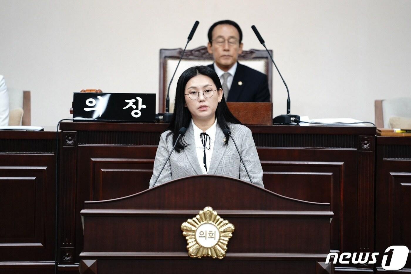 본문 이미지 - 백지은 대구수성구의원이 지난 25일 본회의에서 5분 자유발언을 하고 있다. (대구 수성구의회 제공)