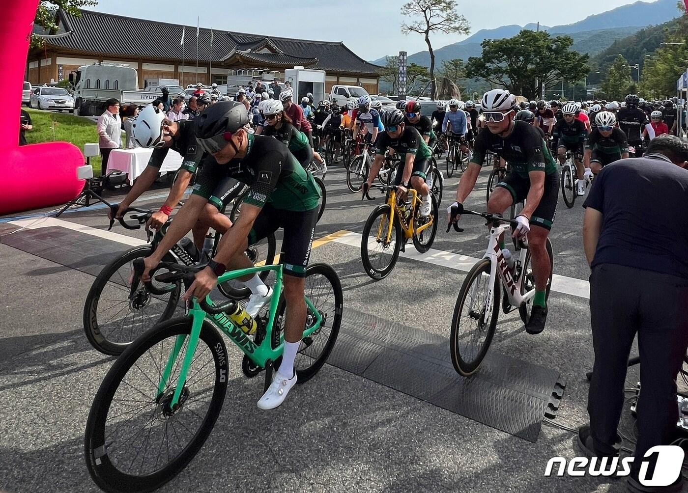 본문 이미지 - 지난 27일 충북 괴산에서 열린 '이화령 메디오폰도 전국자전거대회'.(괴산군 제공)/뉴스1