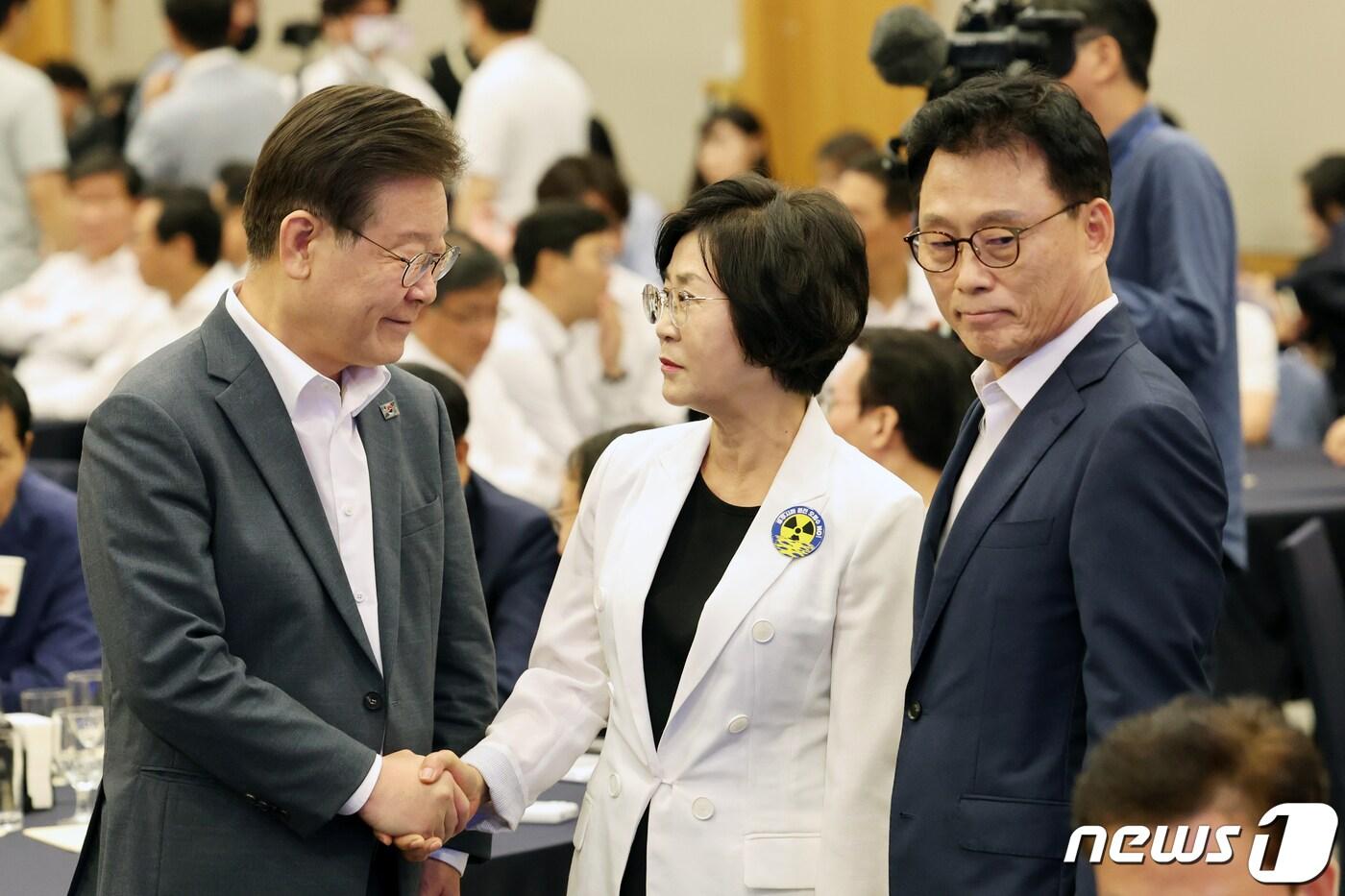 본문 이미지 - 더불어민주당 이재명 대표와 박광온 원내대표, 김상희 의원이 28일 오후 강원 원주시 오크밸리리조트에서 열린 '2023 정기국회 대비 국회의원 워크숍'에서 대화를 나누고 있다. 2023.8.28/뉴스1 ⓒ News1 황기선 기자