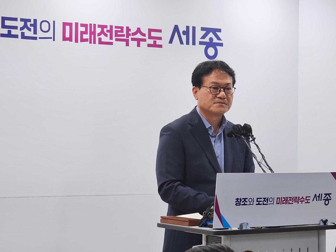 본문 이미지 - 28일 오후 세종시청에서 소규모 숙박시설 건립 허용과 관련해 기자회견을 하는 이두희 시 건설교통국장. / 뉴스1