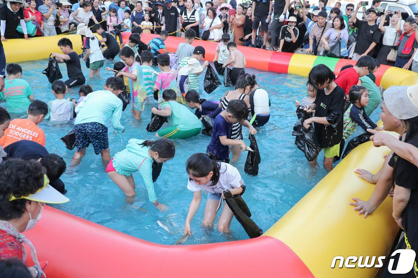 본문 이미지 - 5만 인파가 몰린 광양전어축제에서 참가자들이 전어잡이 체험을 벌이고 있다(광양시 제공)2023.8.28/ 
