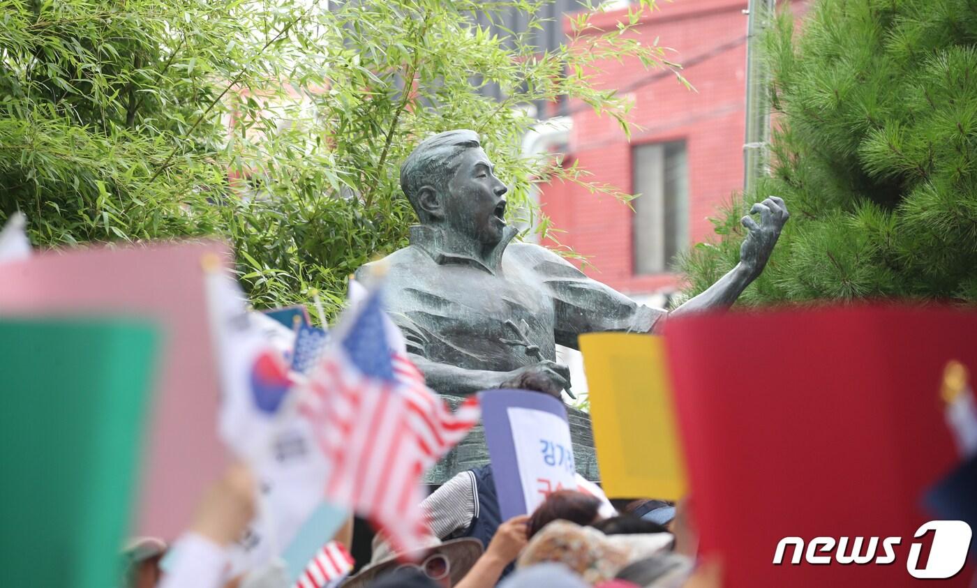 본문 이미지 - 극우정당인 자유통일당과 보수단체 회원들이 28일 광주 남구 양림동 정율성 거리 흉상 앞에서 정율성 기념사업 철회를 요구하며 집회를 하고 있다.2023.8.28/뉴스1 ⓒ News1 김태성 기자