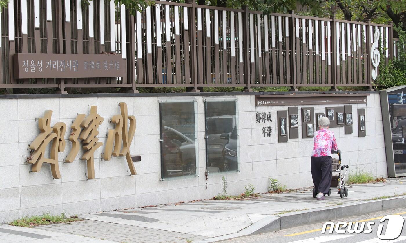 본문 이미지 - 정율성거리는 중국 최고의 인민음악가로 추앙받고 있는 정율성을 기리기위해 2009년 광주광역시 남구 양림동에 일대기를 그린 사진과 음악, 영화 등을 전시한 기념거리다.2028.8.28/뉴스1 ⓒ News1 김태성 기자