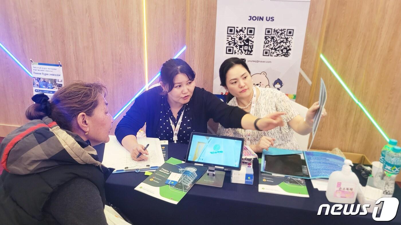  지난 26일 몽골 울란바토르에서 열린 '2023 몽골 한국 의료관광대전'에서 대전우리병원 관계자가 현지인에게 건강 상담을 진행하고 있다.(대전우리병원 제공)/뉴스1