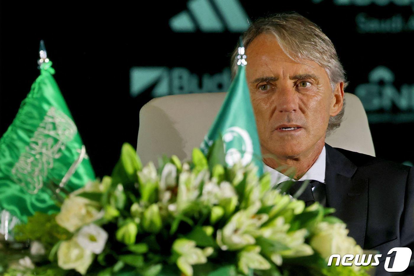 본문 이미지 - 사우디아라비아 대표팀 지휘봉을 잡은 로베르토 만치니 감독.ⓒ AFP=뉴스1