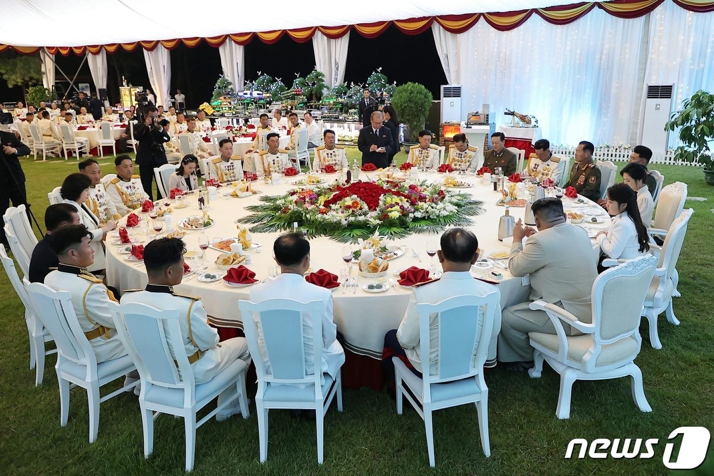 (평양 노동신문=뉴스1) = 북한 노동당 기관지 노동신문은 29일 "김정은 동지께서 해군절에 즈음해 8월27일 조선인민군 해군사령부를 방문하시고 영용한 인민해군의 전체 장병들을 축하격려했다"라고 보도했다. 김정은 총비서는 딸 주애, 부인 리설주 여사와 함께 기념연회에도 참석했다. [국내에서만 사용가능. 재배포 금지. DB 금지. For Use Only in the Republic of Korea. Redistribution Prohibited] rodongphoto@news1.kr