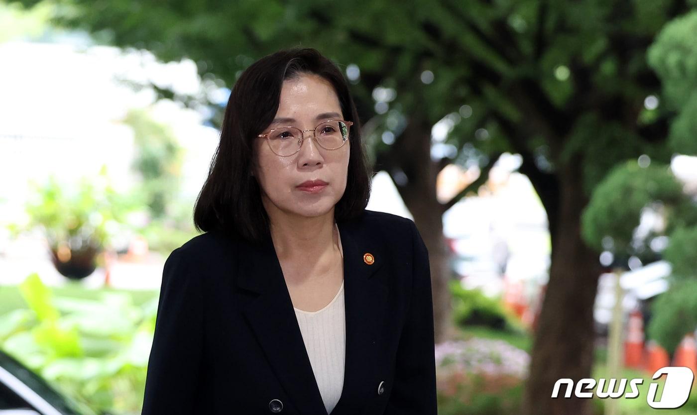 본문 이미지 - 김현숙 여성가족부 장관이 29일 오전 서울 종로구 세종대로 정부서울청사로 출근하고 있다. 2023.8.29/뉴스1 ⓒ News1 김명섭 기자
