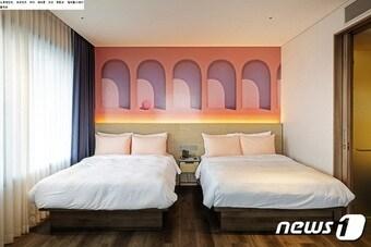 본문 이미지 - 컬러풀 스테이 컨셉룸 중 침실 이미지 (노루페인트 제공)