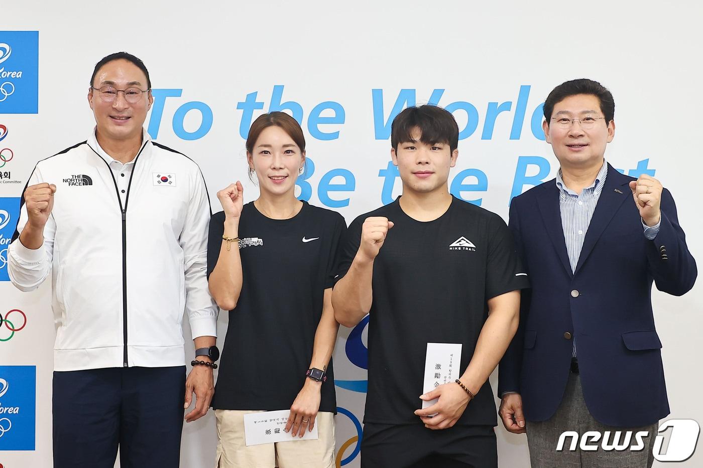 본문 이미지 - 사진 왼쪽부터 장재근 진천 국가대표 선수촌장, 여자100m 허들 조은주 선수, 남자 유도 강헌철 선수, 이상일 용인특례시장.(용인시 제공)