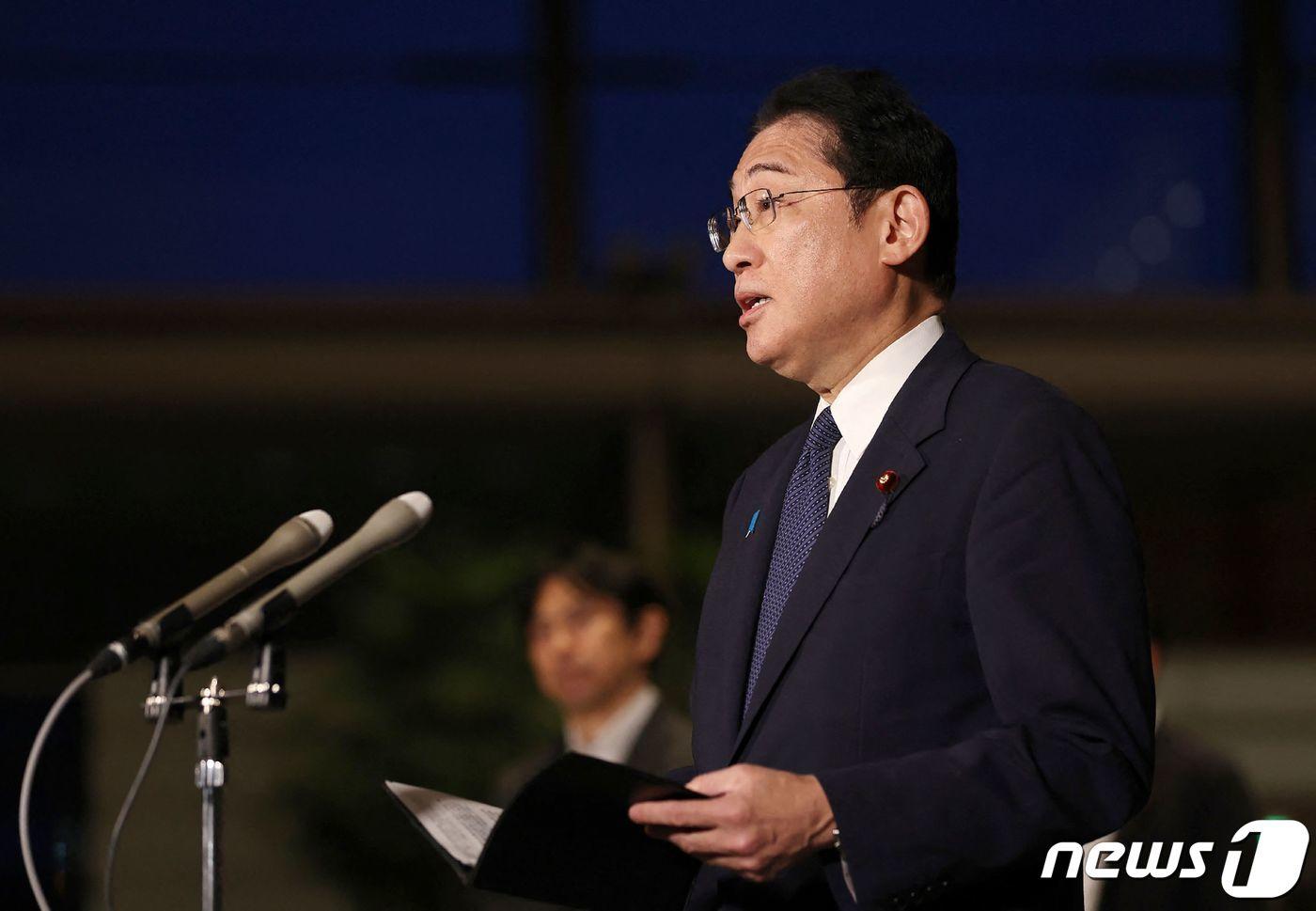 본문 이미지 - 기시다 후미오 일본 총리가 28일 (현지시간) 도쿄 총리 관저에서 취재진을 만나 원전 오염수 해양 방류와 관련해 “중국의 반일 움직임을 유감이라고 말하지 않을 수 없다”고 밝히고 있다. 2023.8.29 ⓒ AFP=뉴스1 ⓒ News1 우동명 기자