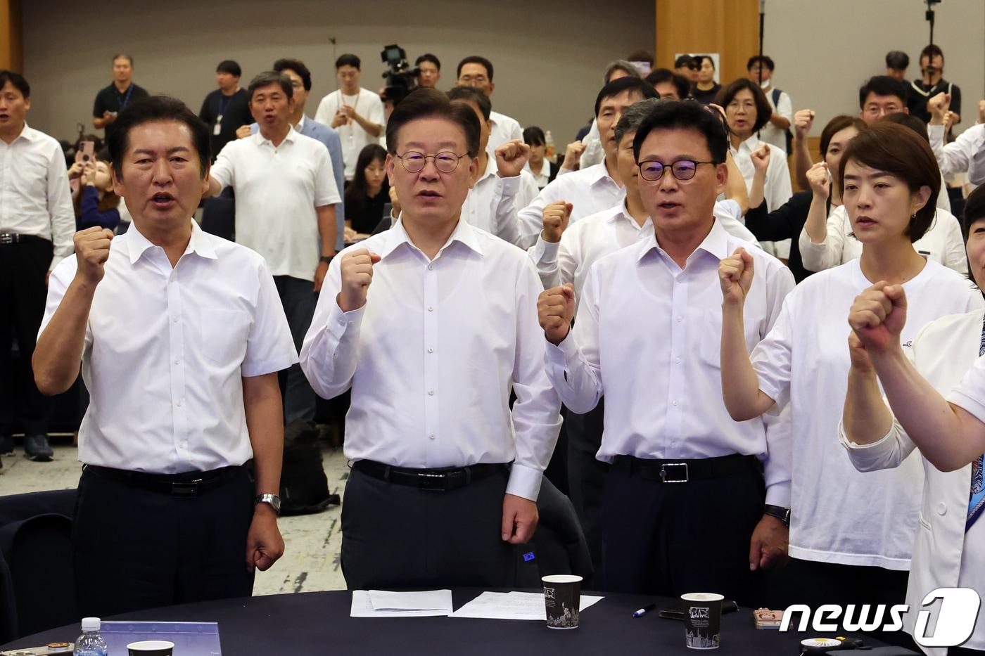 본문 이미지 - 이재명 더불어민주당 대표와 의원들이 29일 오전 강원 원주시 오크밸리리조트에서 열린 '2023 정기국회 대비 국회의원 워크숍'에서 정기국회·후쿠시마 핵물질 오염수 해양투기 비생행동 결의문 채택을 마치고 파이팅을 외치고 있다. 왼쪽부터 정청래 최고위원, 이 대표, 박광온 원내대표, 고민정 최고위원./뉴스1 ⓒ News1 황기선 기자