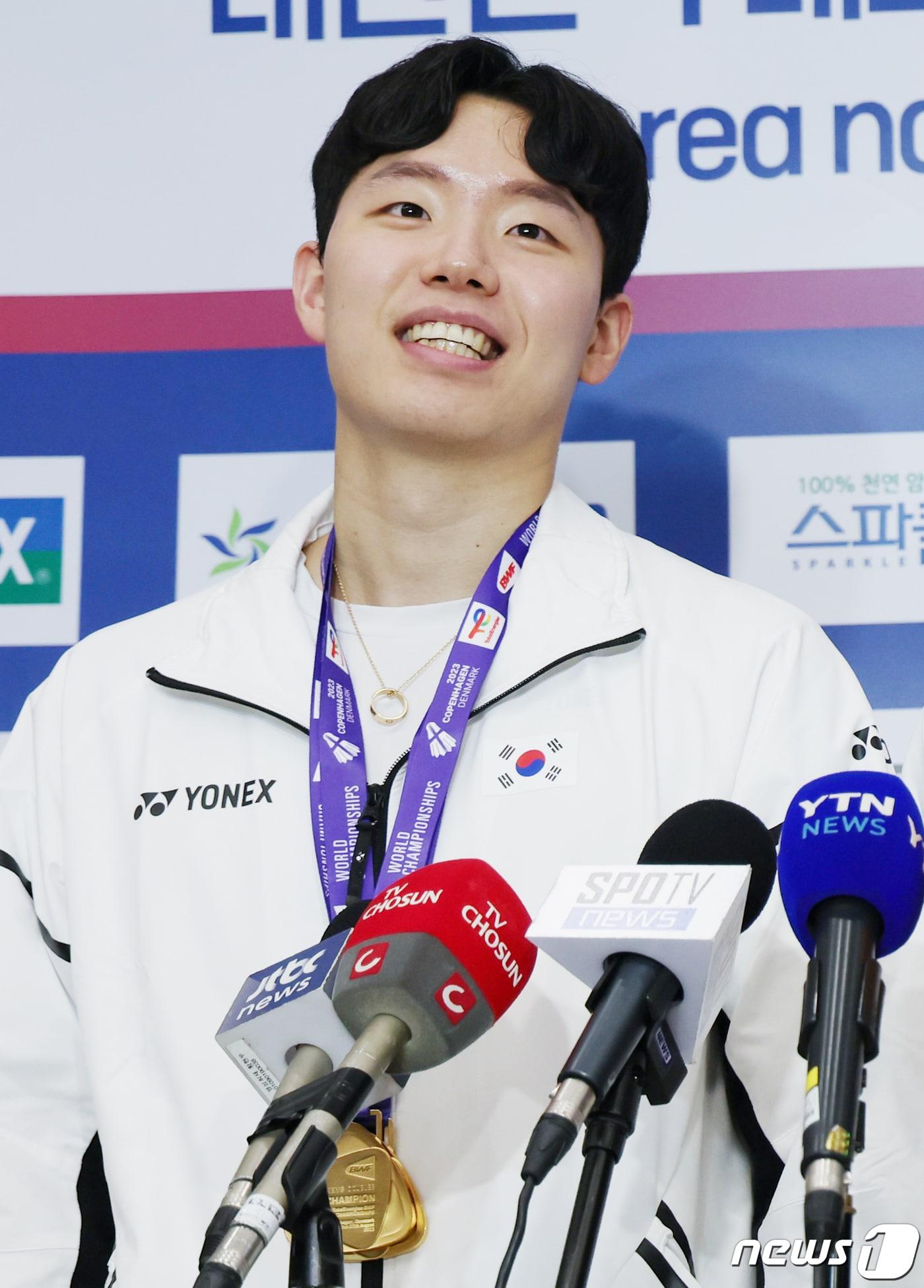 본문 이미지 - 2023 세계배드민턴연맹(BWF) 세계선수권대회 남자 복식 정상에 오른 서승재가 29일 오전 인천국제공항을 통해 귀국해 인터뷰를 하고 있다. 2023.8.29/뉴스1 ⓒ News1 민경석 기자