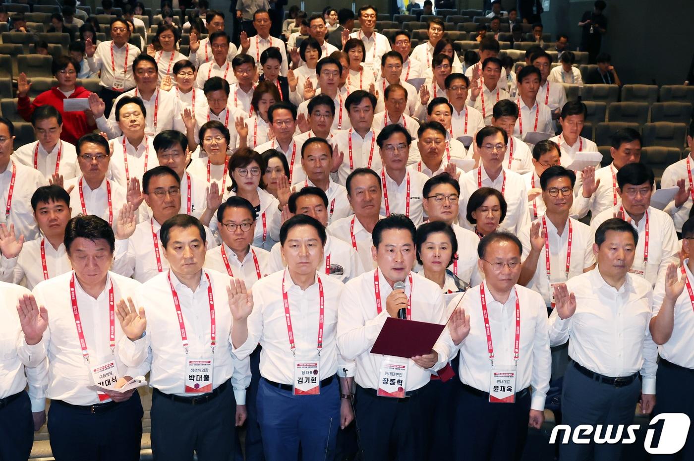본문 이미지 - 김기현 국민의힘 대표와 윤재옥 원내대표를 비롯한 의원들이 29일 인천 중구 인천국제공항공사 인재개발원에서 열린 2023 국회의원 연찬회에서 결의문 낭독을 하고 있다. 2023.8.29/뉴스1 ⓒ News1 송원영 기자