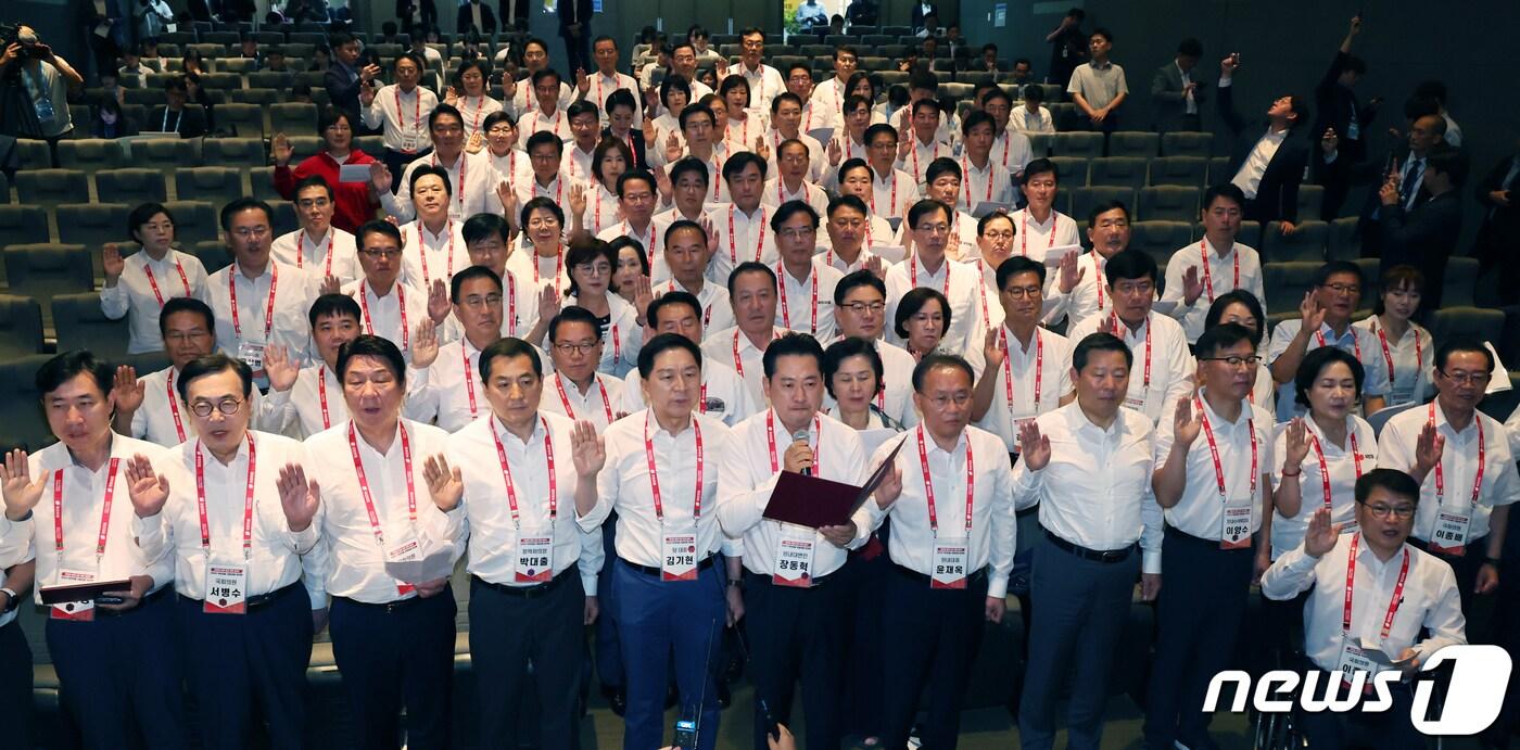 본문 이미지 - 김기현 국민의힘 대표와 윤재옥 원내대표를 비롯한 의원들이 29일 인천 중구 인천국제공항공사 인재개발원에서 열린 2023 국회의원 연찬회에서 결의문 낭독을 하고 있다. 2023.8.29/뉴스1 ⓒ News1 송원영 기자