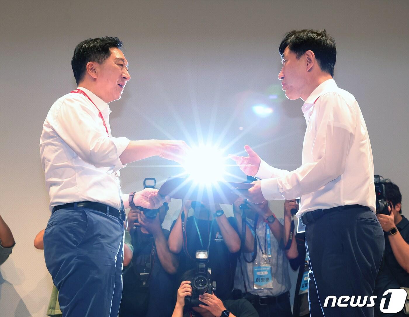 본문 이미지 - 김기현 국민의힘 대표가 29일 인천 중구 인천국제공항공사 인재개발원에서 열린 2023 국회의원 연찬회에서 하태경 의원에게 감사장을 수여하고 있다. 2023.8.29/뉴스1 ⓒ News1 송원영 기자