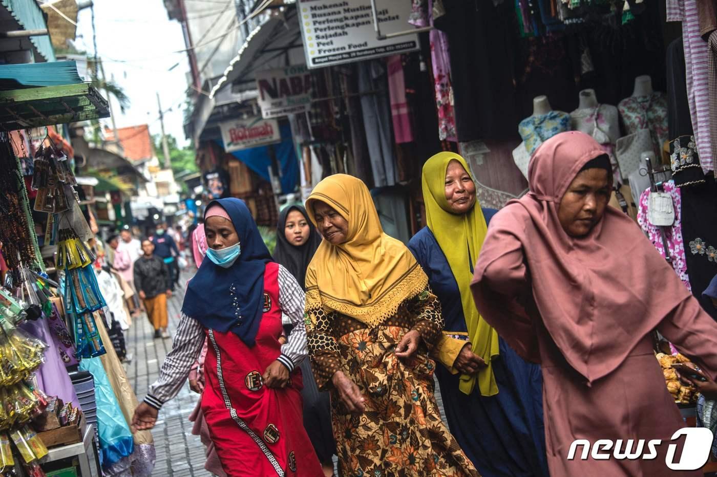 인도네시아 수라바야의 한 시장에서 히잡을 착용한 여성들이 시장을 걷고 있다. 2021.03.17/뉴스1 ⓒ AFP=뉴스1 