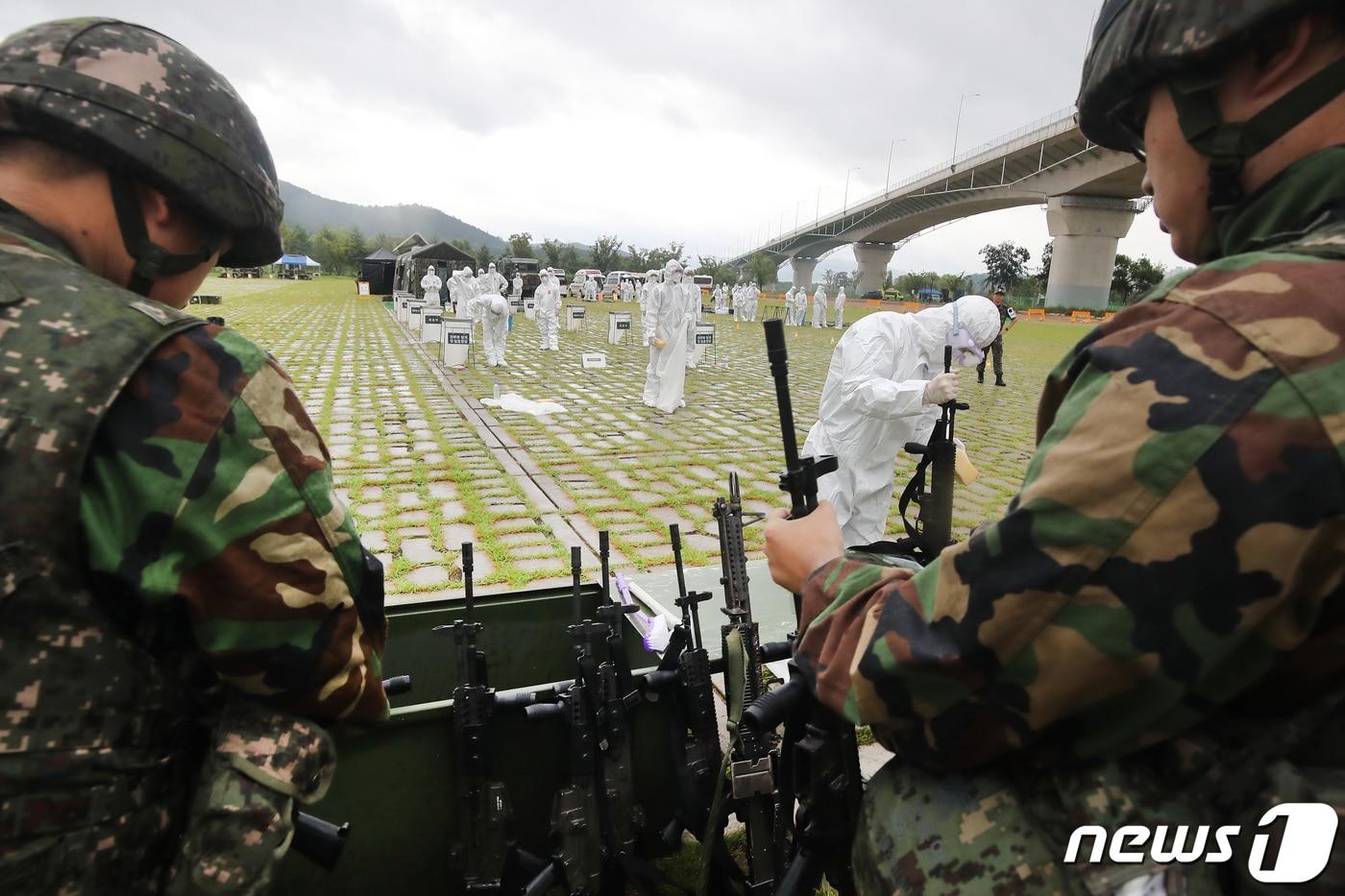 본문 이미지 - 군 장병들이 K2 소총을 만지고 있는 모습. 2023.8.29 ⓒ 뉴스1 공정식 기자