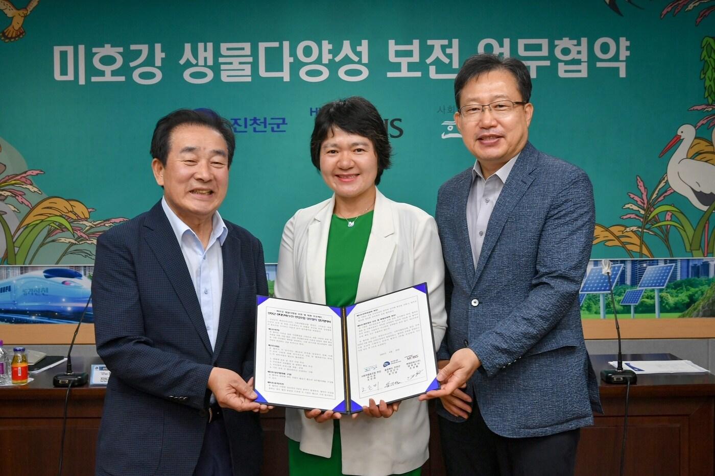 본문 이미지 - 현대모비스는 충북 진천군, 사회적협동조합 한강과 함께 진천군청에서 생물다양성 복원 사업을 위한 업무협약(MOU)를 체결했다. 왼쪽부터 송기섭 진천군수, 조은미 한강조합 이사장, 이준형 현대모비스 진천공장장(현대모비스 제공). ⓒ 뉴스1