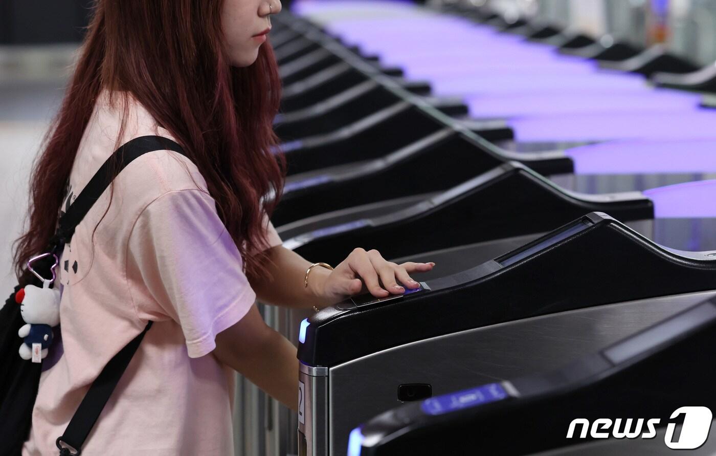 서울역에서 시민이 지하철을 이용하는 모습. 2023.8.29/뉴스1 ⓒ News1 김민지 기자