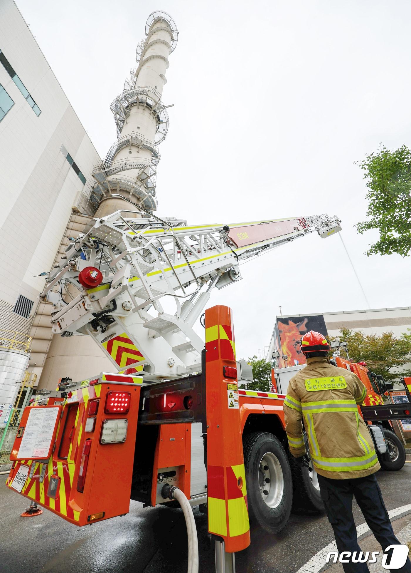 본문 이미지 - 경기 파주시 한국지역난방공사 파주지사에서 실시된 '2023 재난대응 안전한국훈련'에서 소방대원들이 화재진압 시범을 보이고 있다. 2023.8.29/뉴스1 ⓒ News1 민경석 기자