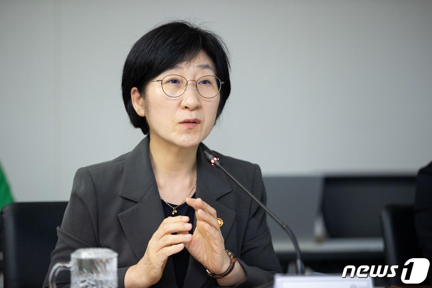 본문 이미지 - 한화진 환경부 장관이 경기도 안산시 화학물질 제조 업체를 방문, 업체 관계자들과 화학규제 개선 관련 간담회를 하고 있다. (환경부 제공) 2023.8.29/뉴스1