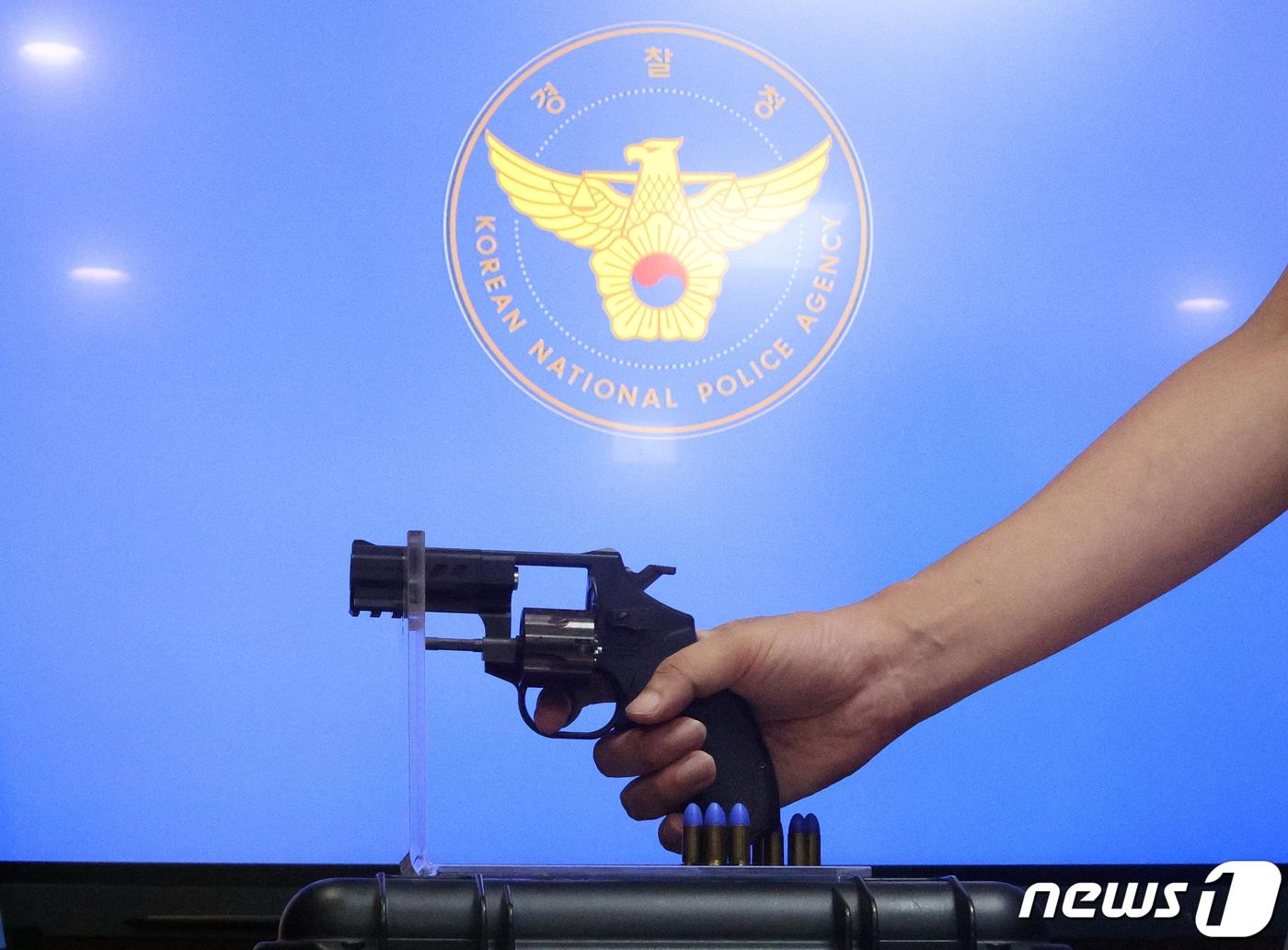 본문 이미지 - 29일 서울 서대문구 경찰청에서 경찰이 저위험 권총을 선보이고 있다. 경2023.8.29/뉴스1 ⓒ News1 신웅수 기자