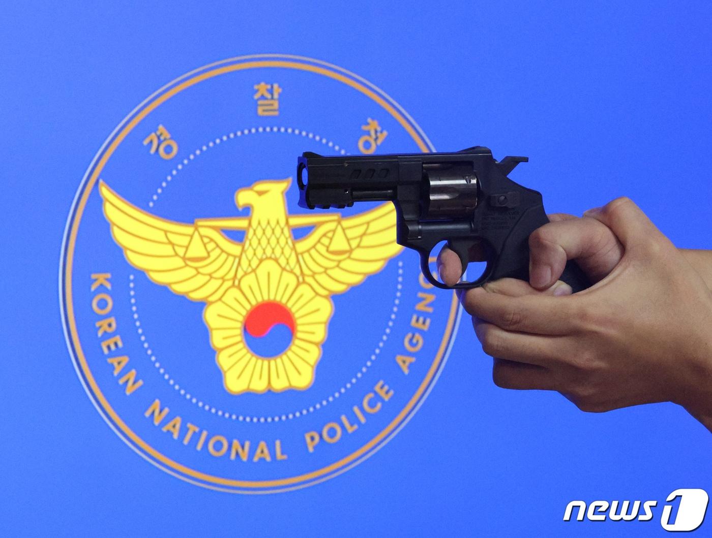 본문 이미지 - 서울 서대문구 경찰청에서 경찰이 저위험 권총을 선보이고 있다. 2023.8.29/뉴스1 ⓒ News1 신웅수 기자