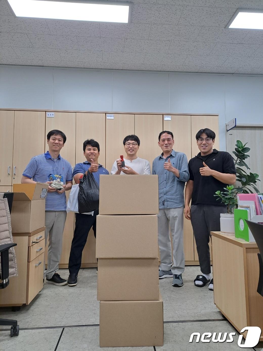본문 이미지 - 원주시청 공무원노동조합, 창립 2주년 조합원 기념 선물세트 전달.(원공노 제공)