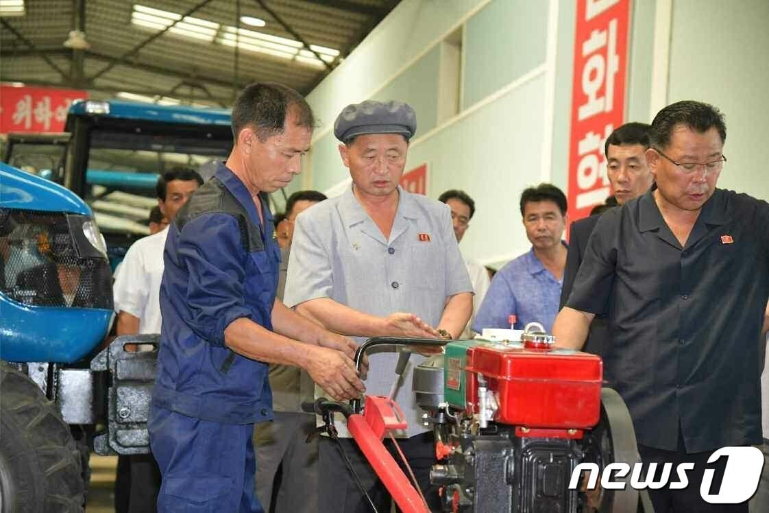 본문 이미지 - (평양 노동신문=뉴스1) = 북한 노동당 기관지 노동신문은 3일 "김덕훈 내각총리가 여러 부문 사업을 현지에서 료해(파악)했다"면서 금성뜨락또르(트랙터)공장과 기상수문국 등을 방문했다고 밝혔다. [국내에서만 사용가능. 재배포 금지. DB 금지. For Use Only in the Republic of Korea. Redistribution Prohibited] rodongphoto@news1.kr