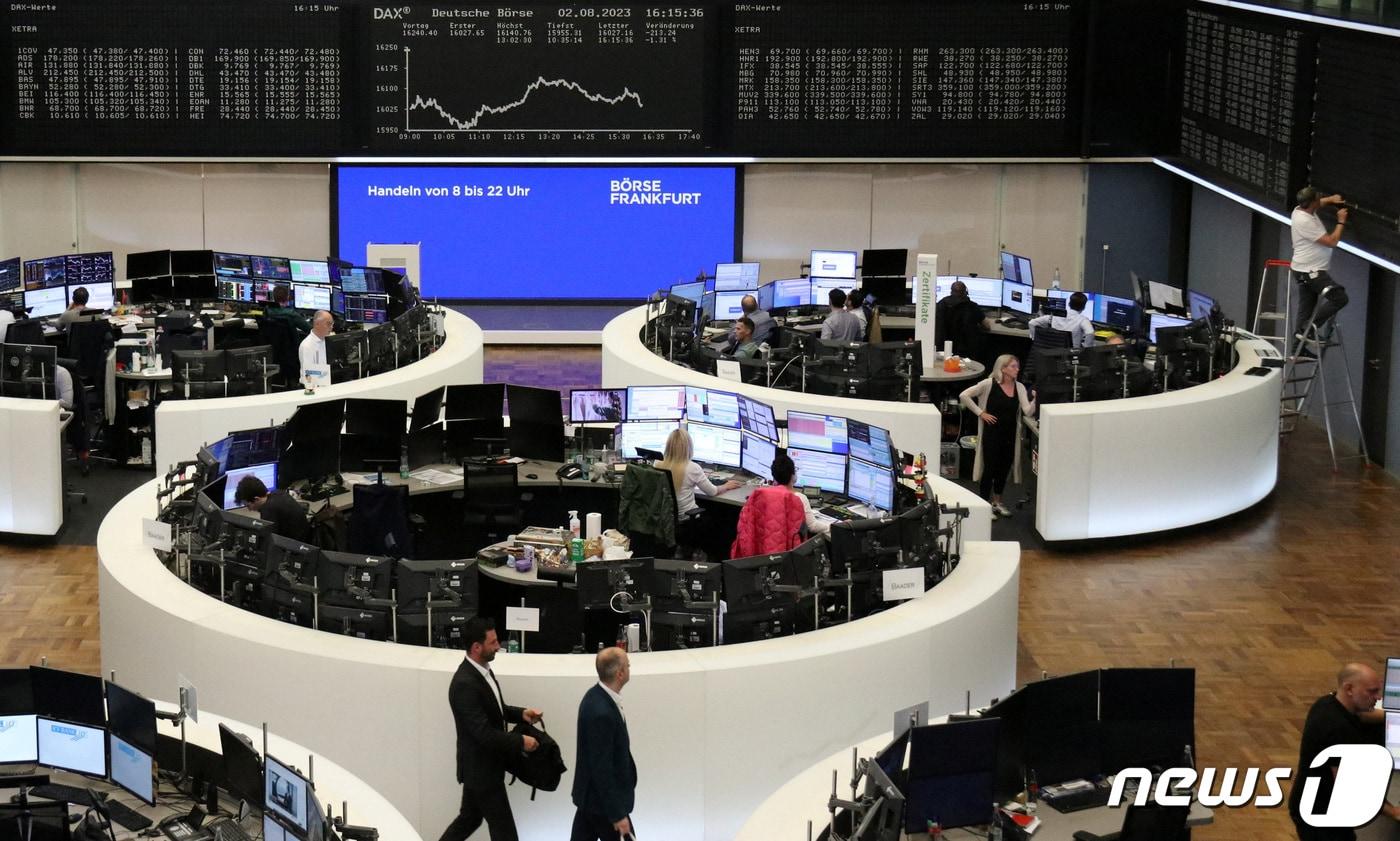 2일(현지시간) 독일 프랑크푸르트 증권거래소에 독일 주가지수 닥스(DAX) 그래프가 그려져 있다. 2023.08.02/ ⓒ 로이터=뉴스1 ⓒ News1 임윤지 기자