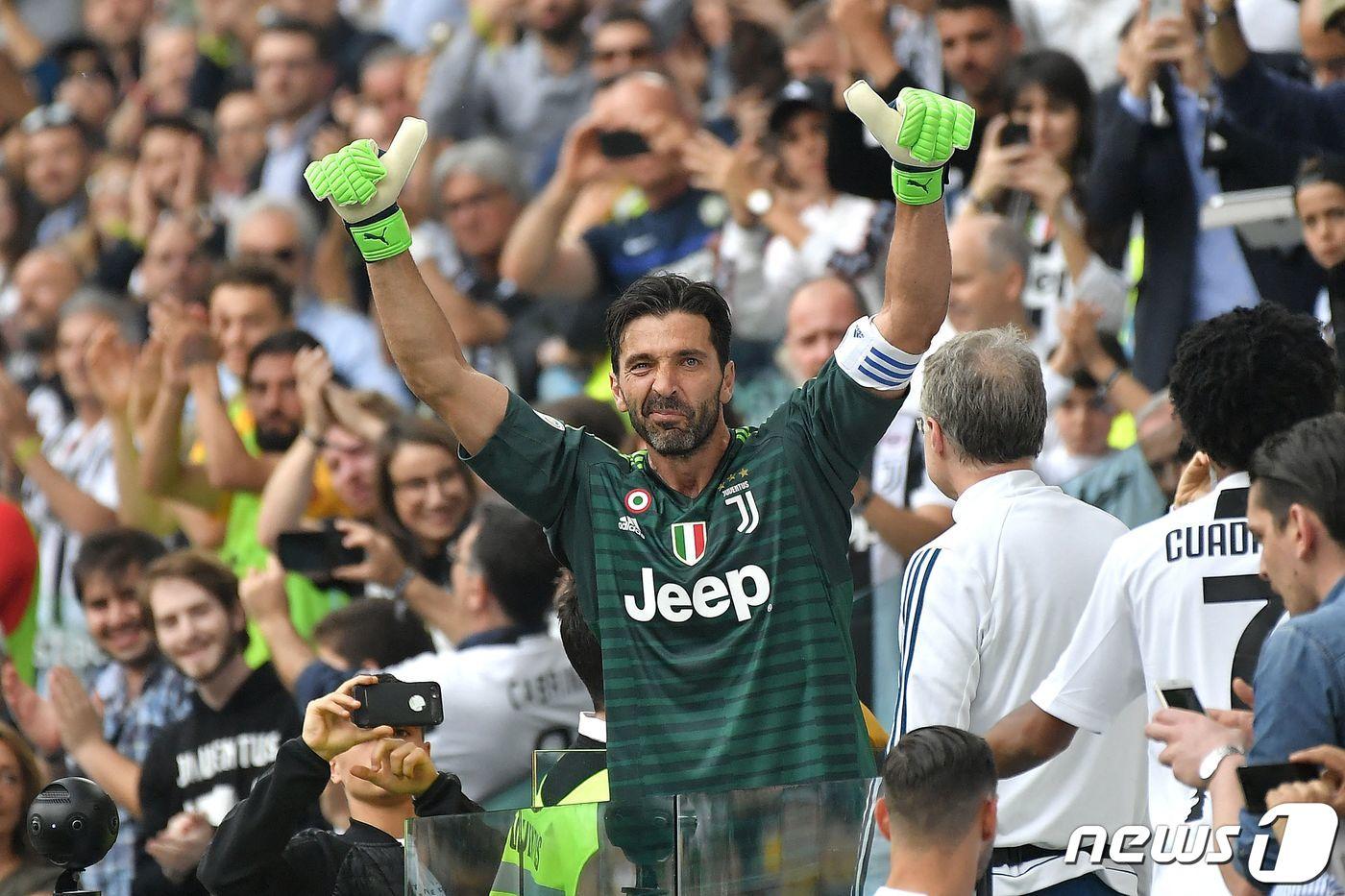 본문 이미지 - 28년 간의 선수 생활을 마친 부폰. 전성기를 보냈던 유벤투스에서의 모습. ⓒ AFP=뉴스1