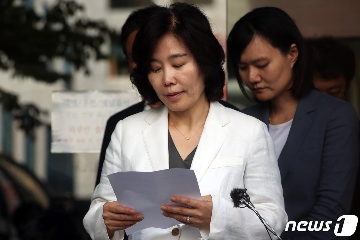 본문 이미지 - 김은경 더불어민주당 혁신위원회 위원장이 3일 오전 서울 여의도 당사 앞에서 노인 폄훼 발언과 관련해 사과하고 있다. 2023.8.3/뉴스1 ⓒ News1 황기선 기자