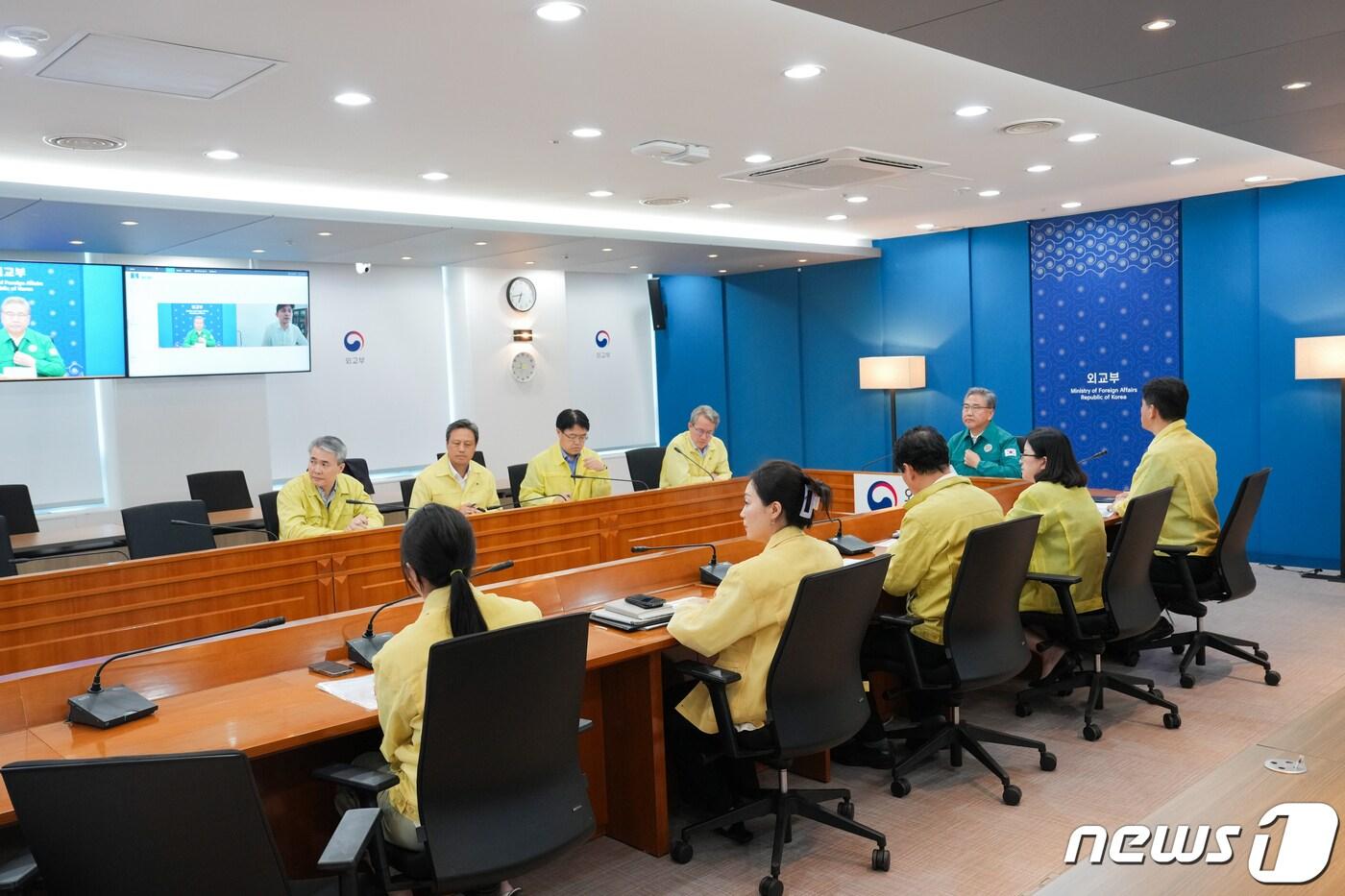 본문 이미지 - 박진 외교부 장관이 2일 니제르를 겸임하는 김생 주코트디부아르 대사 및 간부들과 본부-공관 합동 화상회의를 주재하고 있다. (외교부 제공) 2023.8.3./뉴스1