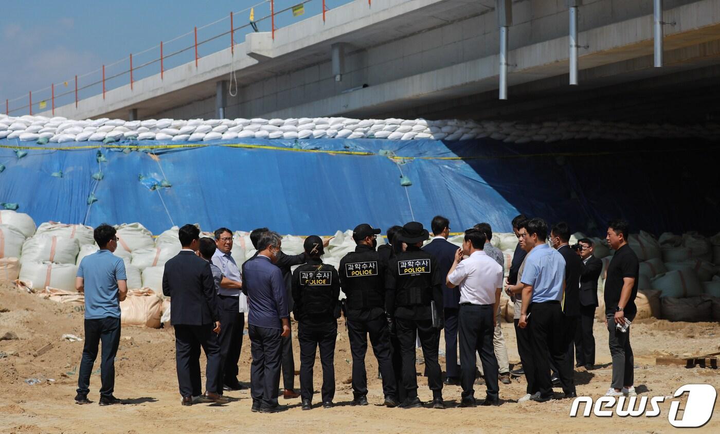 본문 이미지 - 오송 궁평2지하차도 침수사고 원인을 수사하는 검찰수사본부와 전문수사자문위원 등이 3일 오전 충북 청주시 미호천교에서 사고 원인으로 지목된 임시제방을 살펴보고 있다. 2023.8.3/뉴스1 ⓒ News1 김용빈 기자
