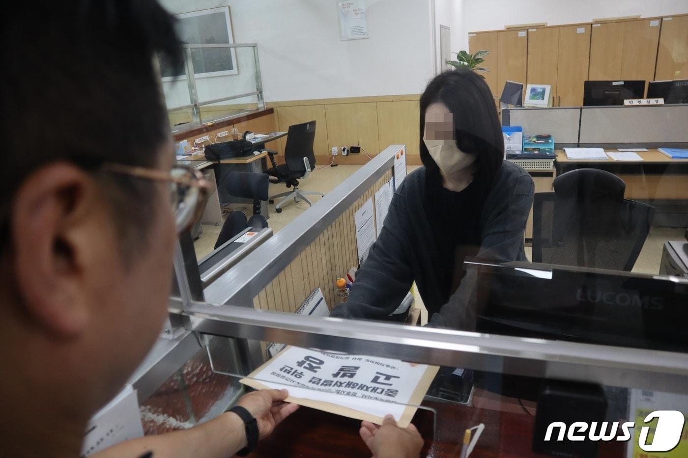 본문 이미지 - 오송 지하차도 참사 유가족협의회 관계자가 3일 청주지방검찰청에 김영환 충북지사 등에 대한 고발장을 제출하고 있다.2023.8.3.ⓒ 뉴스1 박건영 기자